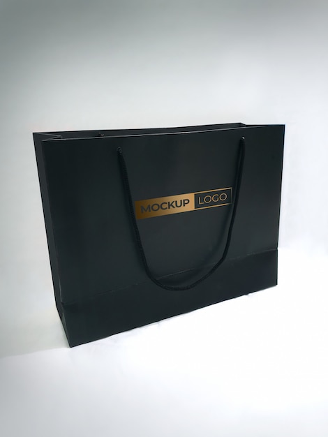 PSD maquette de sac en papier noir avec logo doré