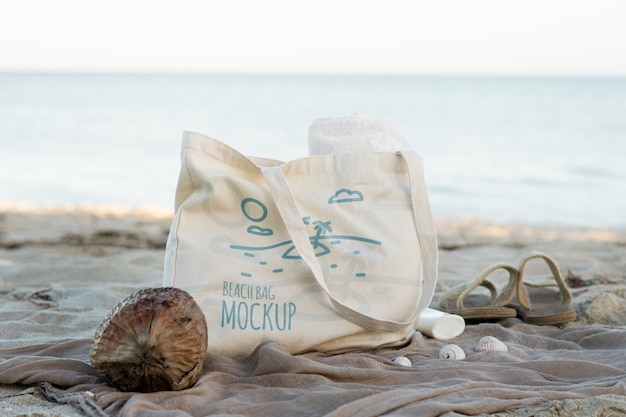 PSD maquette de sac de plage sur le sable