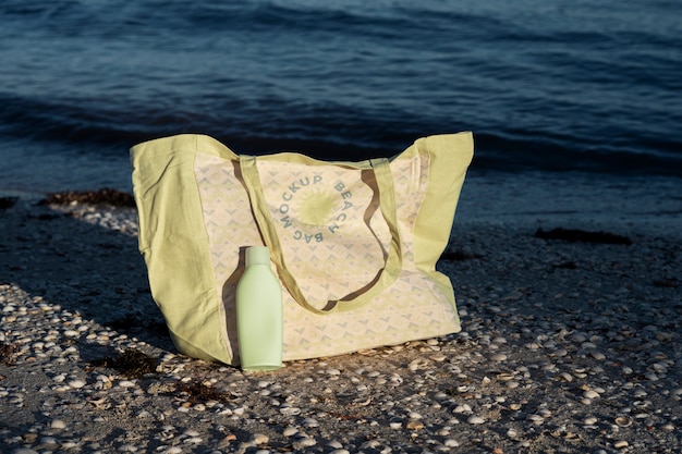 Maquette de sac de plage sur le sable