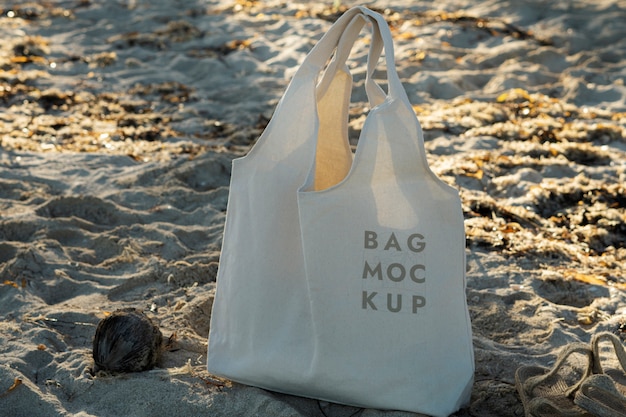Maquette de sac de plage sur le sable