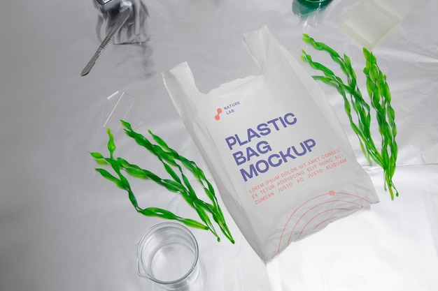 Maquette de sac en plastique avec des algues