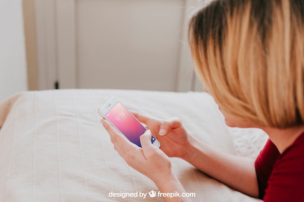 Maquette de smartphone avec une femme