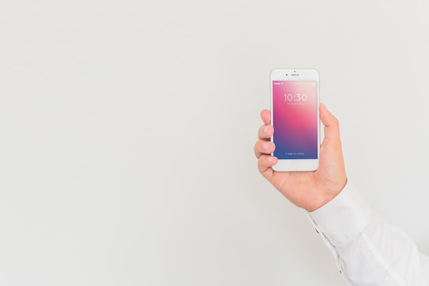 Une maquette de smartphone à la main d'un homme