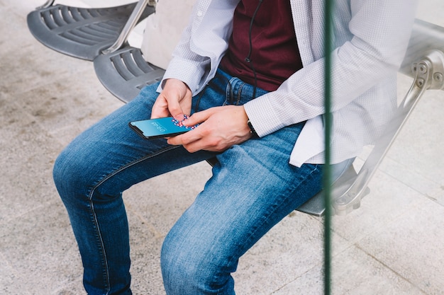 PSD maquette de smartphone avec une personne qui l'utilise