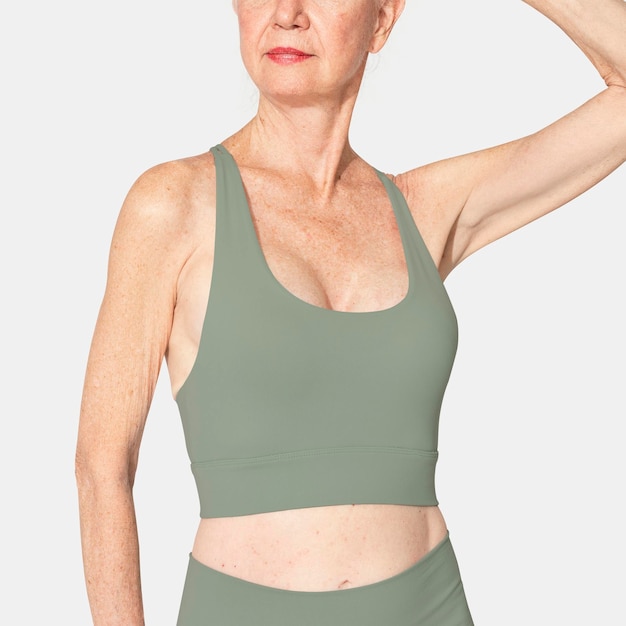 Maquette de soutien-gorge de sport vert psd vêtements de sport pour femmes seniors en gros plan