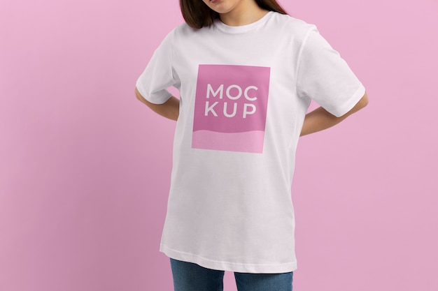 PSD maquette de t-shirt sur une belle jeune femme