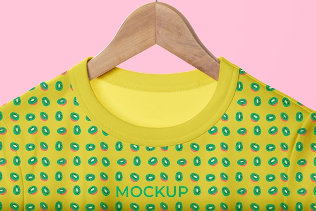 Maquette de t-shirt avec étiquette