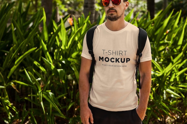 Maquette de t-shirt homme dans la rue