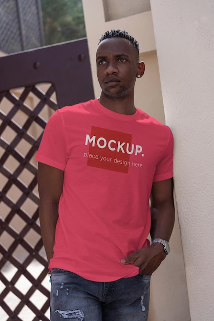 Maquette de t-shirt sur les hommes africains