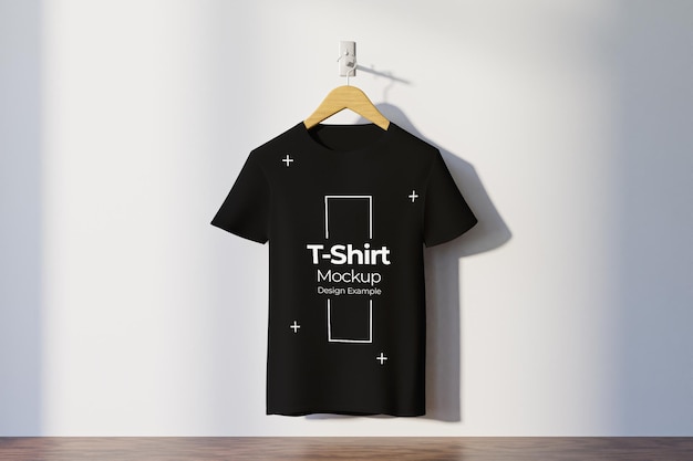 Une maquette de T-shirt noir sur un cintre