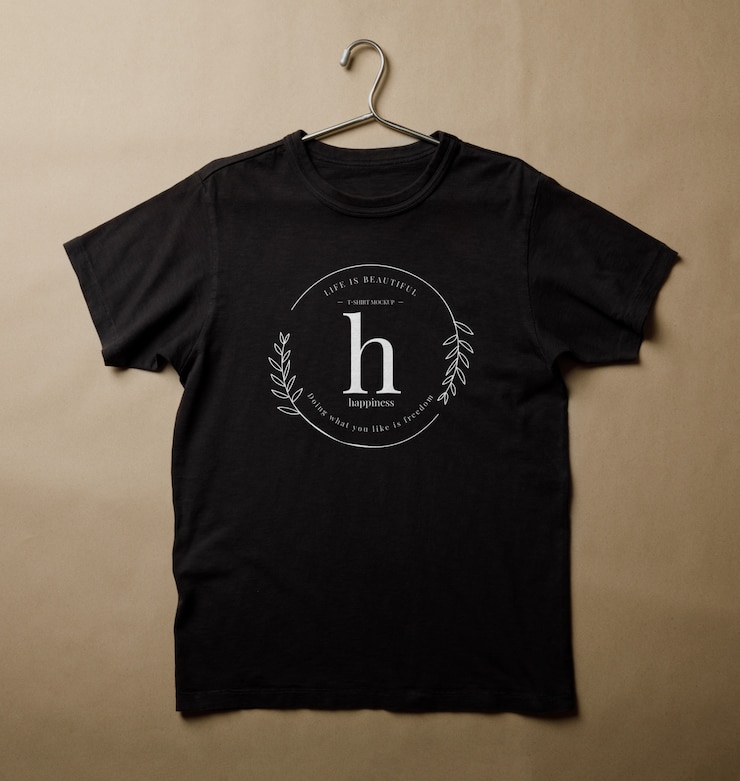 PSD maquette de t-shirt noir réaliste