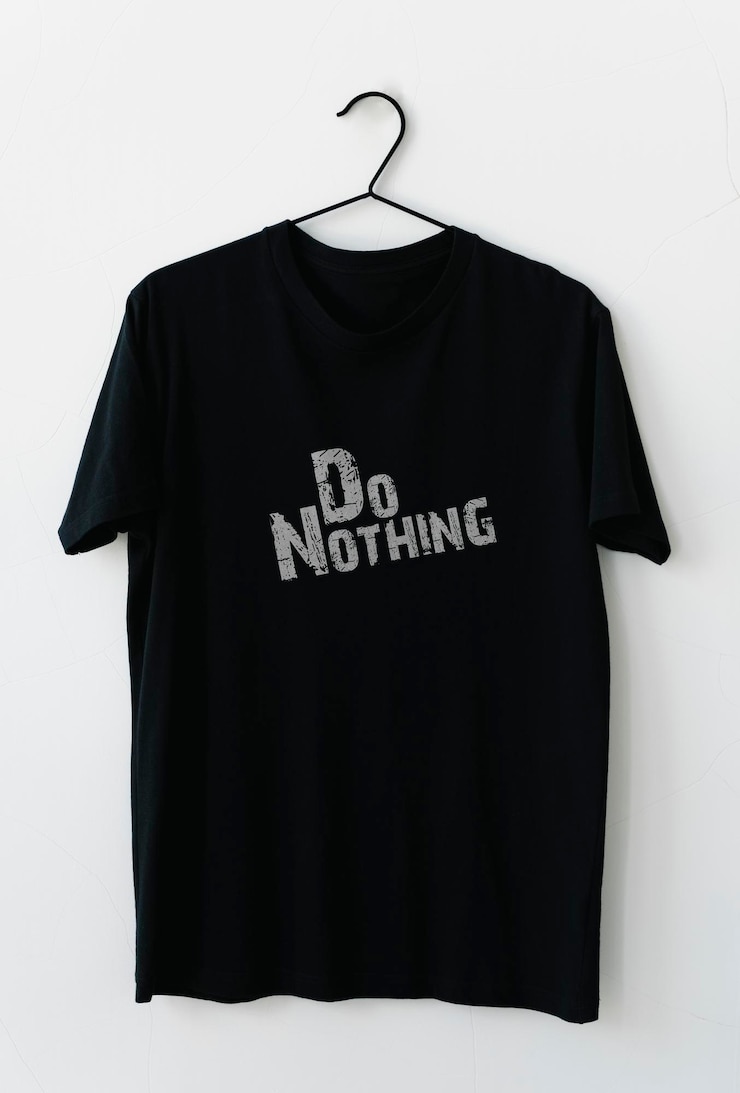 PSD une maquette de t-shirt noir simple