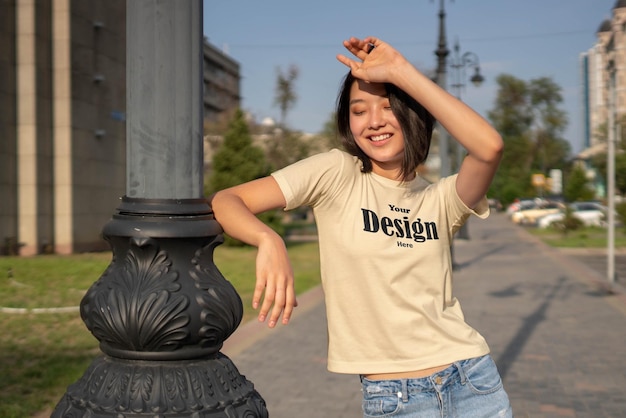 PSD maquette de t-shirt psd fille élégante et beau fond