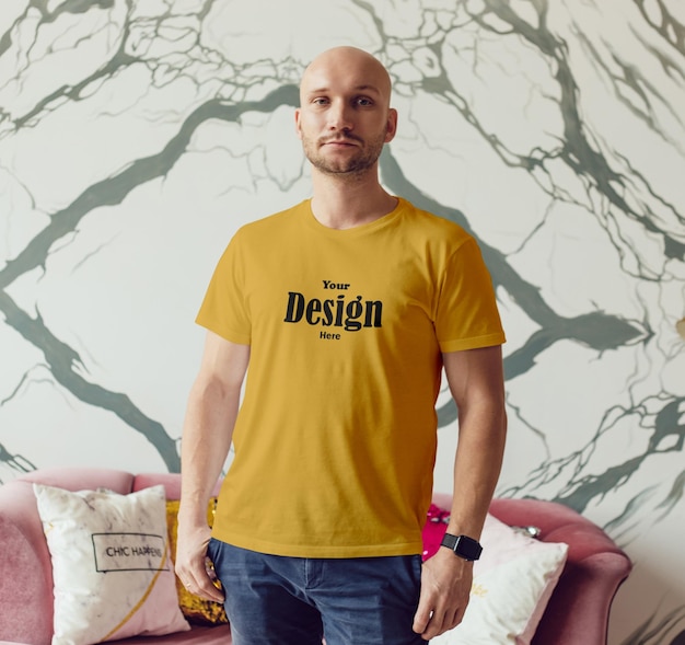 Maquette de t-shirt PSD homme élégant et beau fond