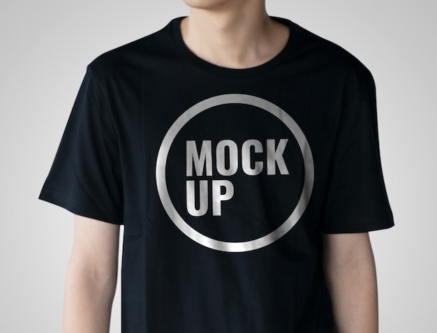 Maquette de t-shirt réaliste avec un modèle de garçon adolescent