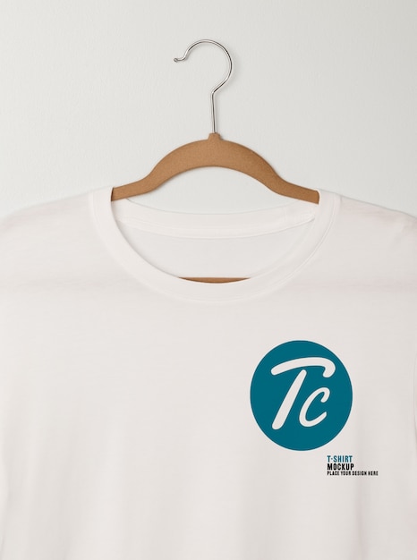 PSD maquette de t-shirts blancs vierges suspendus