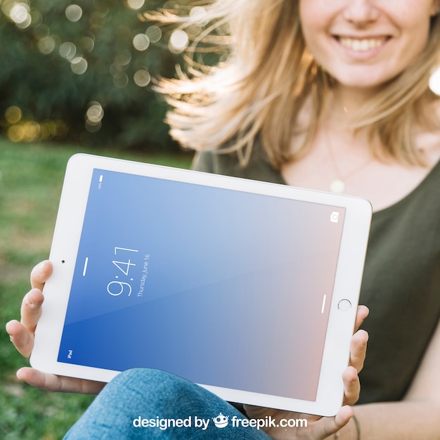 PSD maquette de tablette avec une femme souriante à l'extérieur