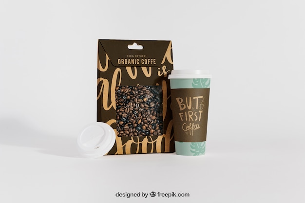 Maquette de tasse de café à côté du sac