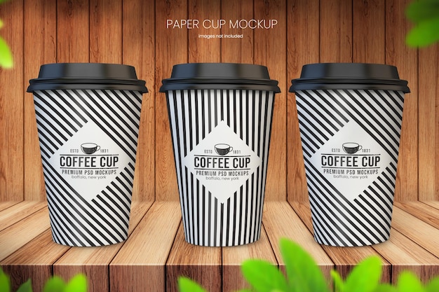 PSD maquette de tasse à café en papier réaliste de trois tasses sur fond de bois