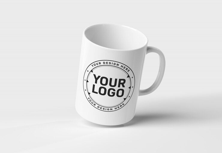 PSD une maquette d'une tasse flottante sur fond blanc