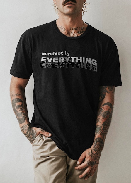 PSD maquette de tee-shirt noir pour hommes psd sur modèle tatoué