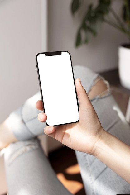 Maquette de téléphone avec des mains