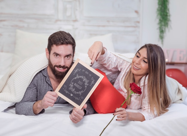 PSD maquette de valentine avec couple au lit montrant l'ardoise