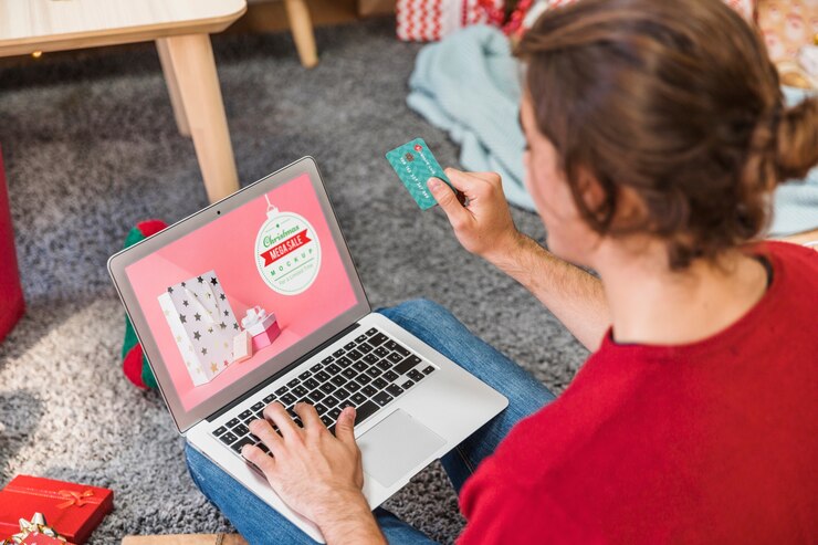 PSD maquette de vente de noël avec une femme à l&#39;aide d&#39;un ordinateur portable