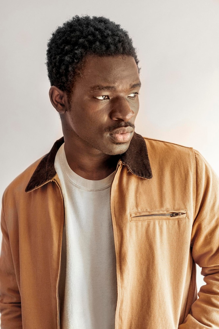 PSD maquette de veste de récolte bronzée pour hommes en psd sur modèle noir