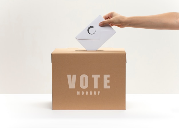 Maquette de vote avec enveloppe et urne