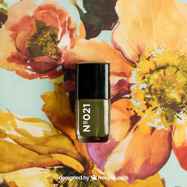 Maquiagem cosmética com esmalte de unhas verde escuro