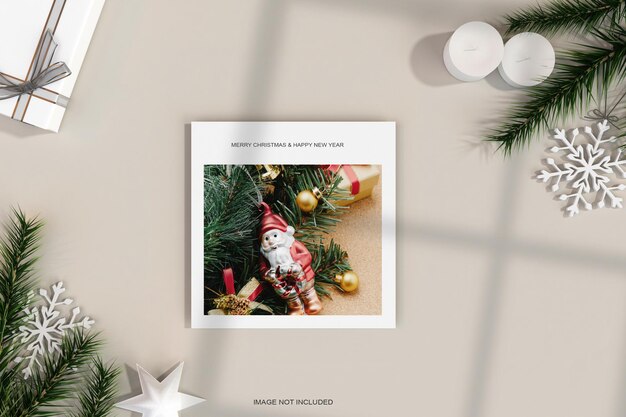 Marco de fotos de papel con bola de navidad y maqueta de hoja de pino