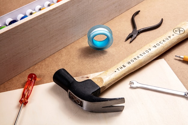 Marteau avec manche en bois et maquette d'effet de texte gravé