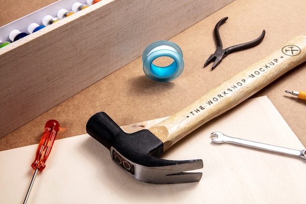 PSD marteau avec manche en bois et maquette d'effet de texte gravé