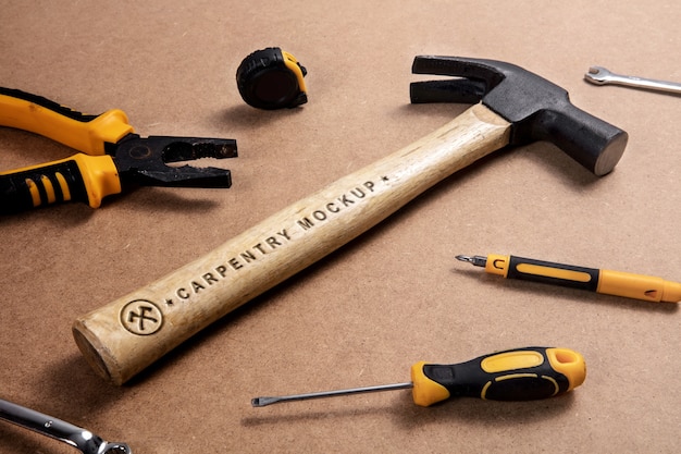Martello con manico in legno e mock-up effetto testo inciso