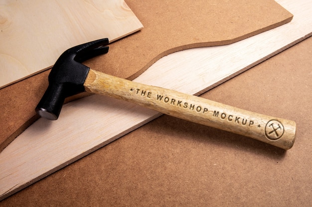 Martello con manico in legno e mock-up effetto testo inciso
