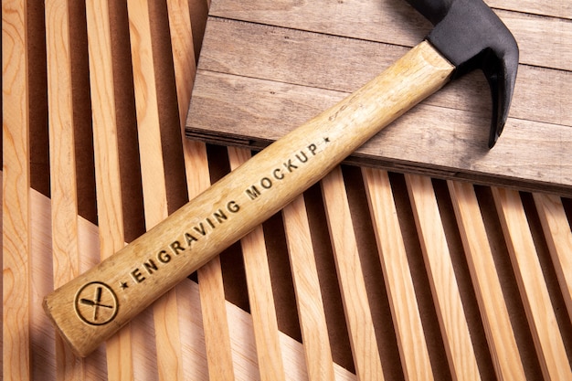 Martello con manico in legno e mock-up effetto testo inciso