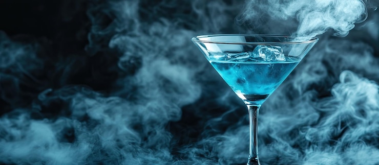 PSD martini blu con fumo in bicchiere