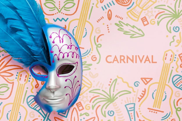 Máscara de carnaval brasileña decorada con plumas