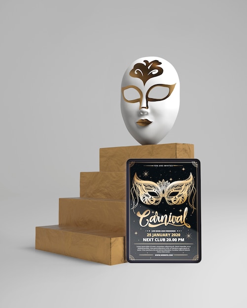 Maschera su scale e poster di carnevale mock-up
