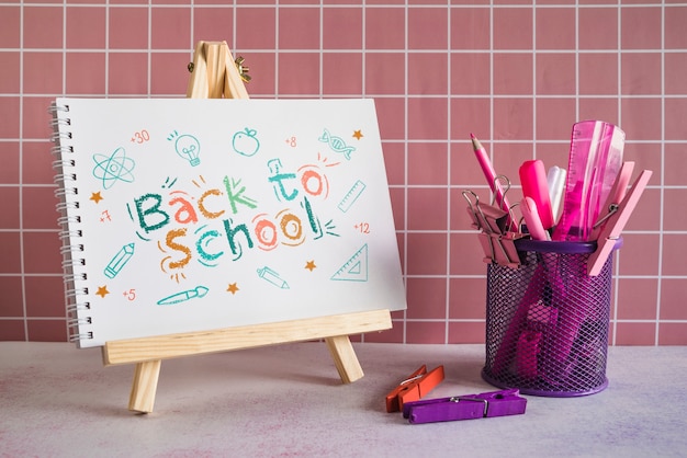 Materiale scolastico con cavalletto per pittura in legno