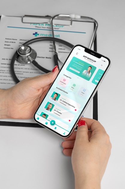 Médecin à angle élevé tenant un smartphone