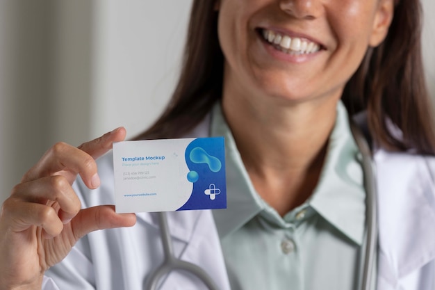 Médecin de la clinique tenant une maquette de carte de visite