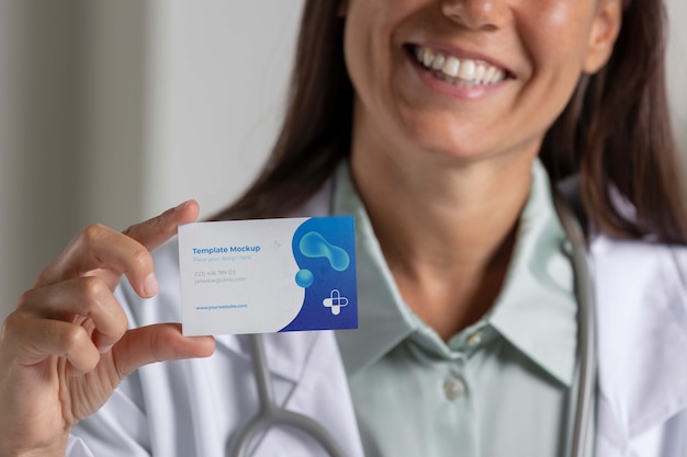 PSD médecin de la clinique tenant une maquette de carte de visite