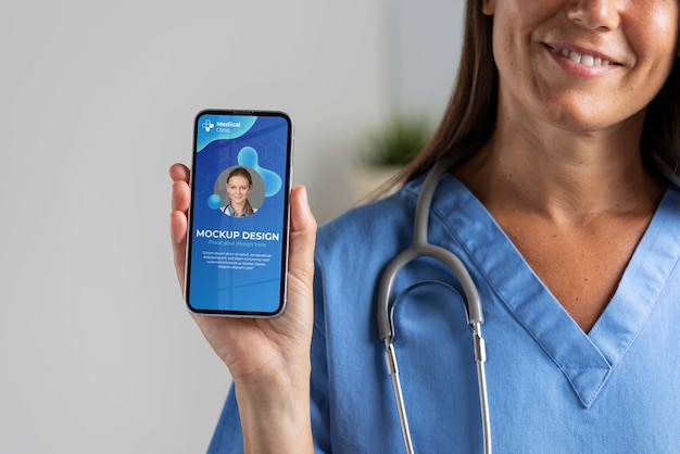 Médecin de la clinique tenant une maquette de téléphone