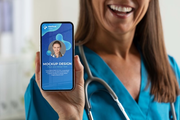 Médecin de la clinique tenant une maquette de téléphone