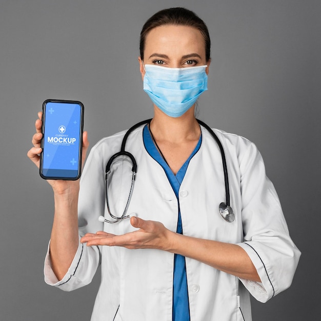 Médecin de coup moyen tenant un smartphone