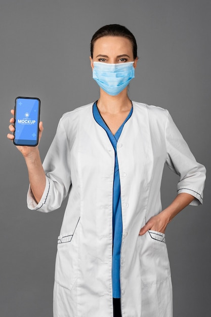 Médecin de tir moyen portant un masque facial