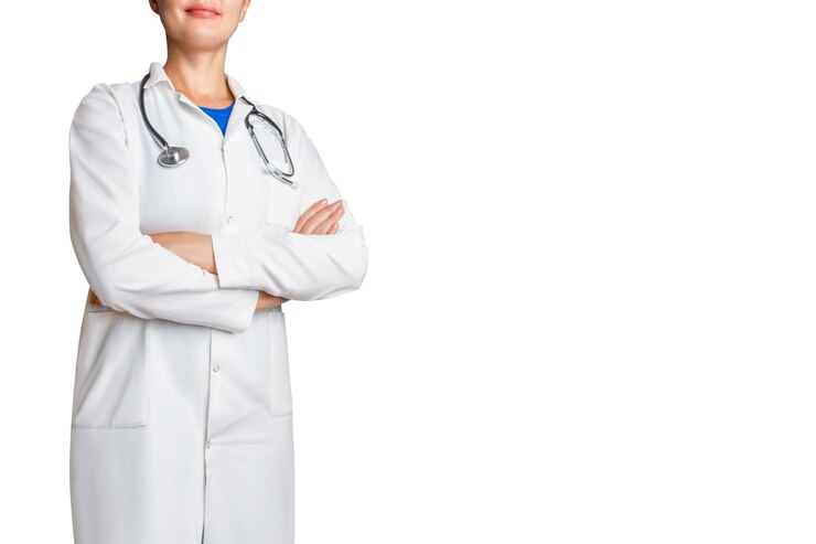 PSD médica con los brazos cruzados en un fondo vacío para el marketing médico de atención médica
