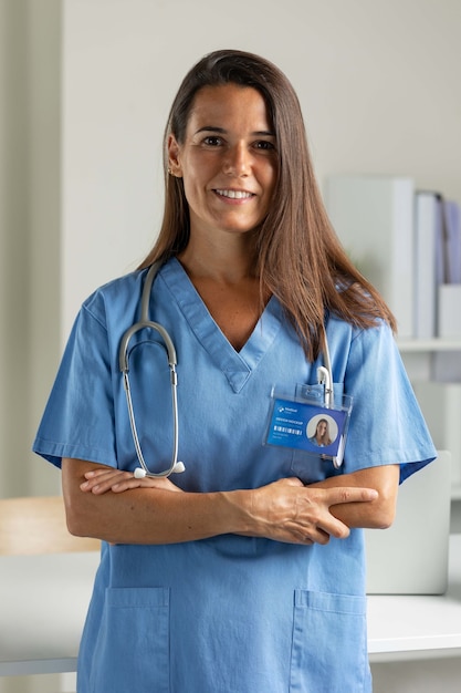 Médico da clínica usando maquete de cartão de identificação